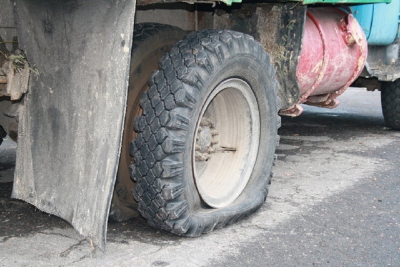 Бандит наряза гумите на камион във Видинско съобщиха от МВР Престъплението