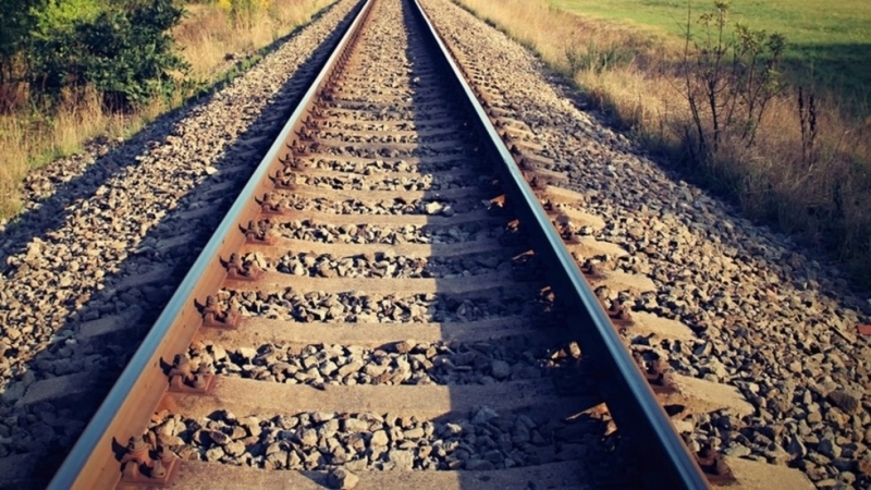 Жена е починала след като е била ударена от пътническия