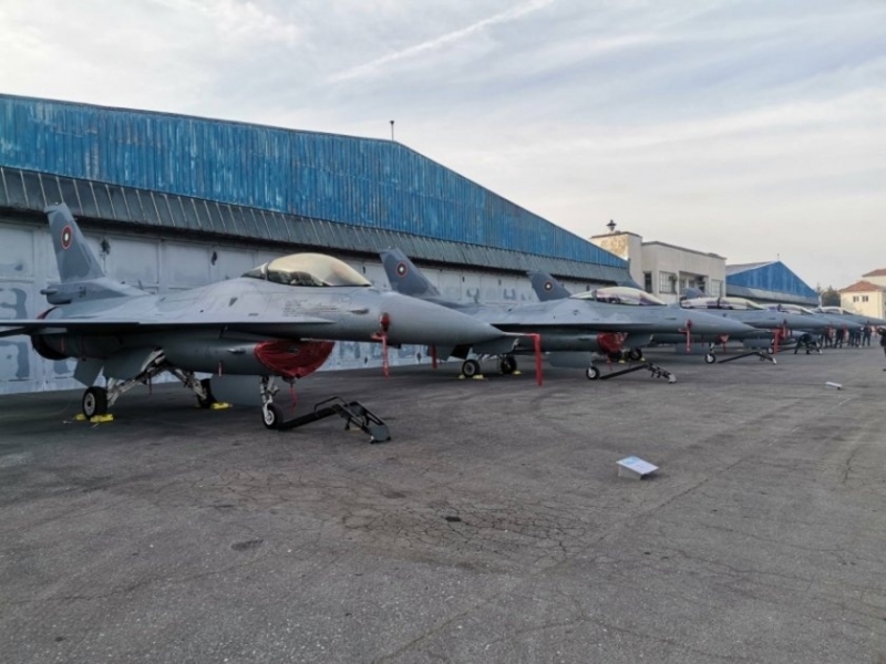България вече разполага с първите осем изтребителя  F 16 Block