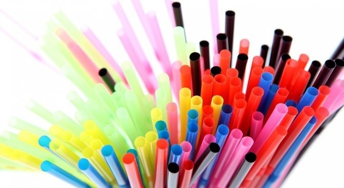 След торбичките пластмасовите сламки станаха черната овца за защитниците на околната