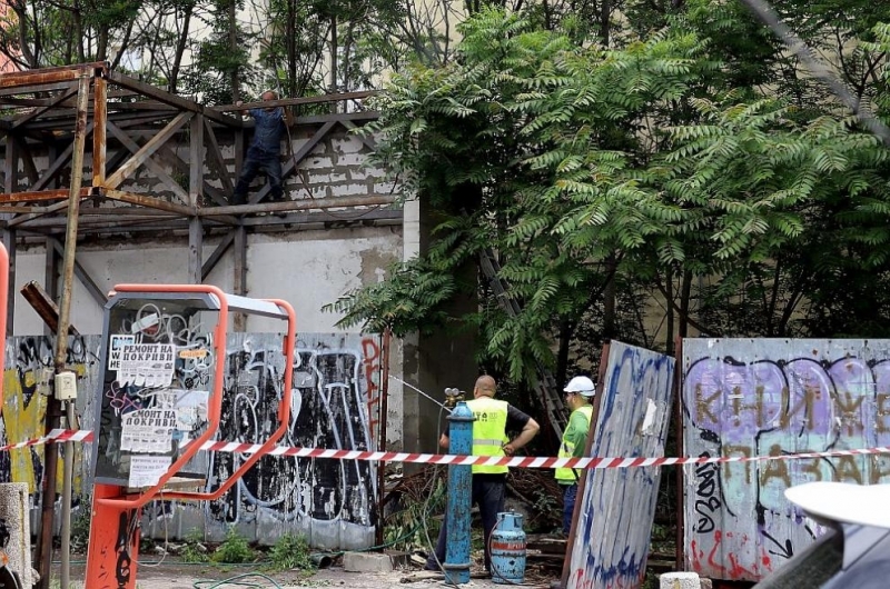 Работници демонтират част от рухналата сграда на улица Алабин в