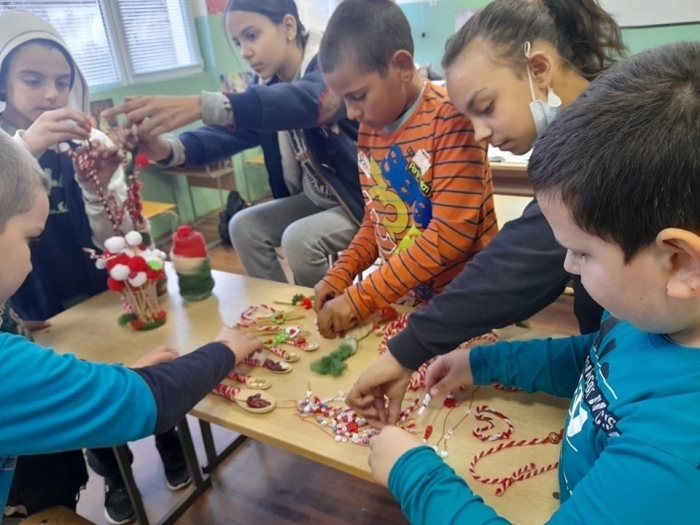 Работилница за мартеници отвори врати за децата в ОУ Отец