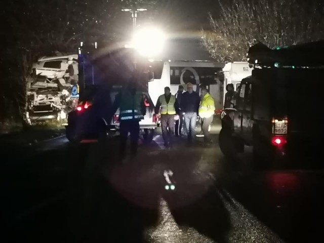 Трима души загинаха при тежка катастрофа между ТИР и автобус