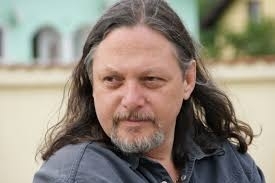 Без съмнение тези избори са много различни дори само заради