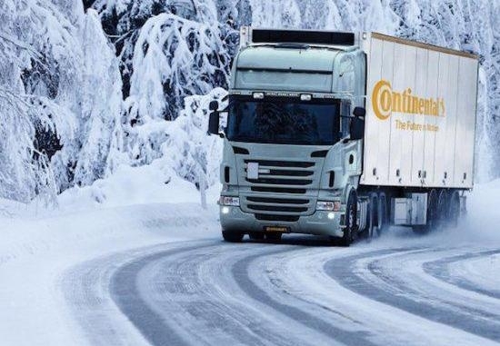 Заради снега се въвеждат редица ограничения за движението на товарни