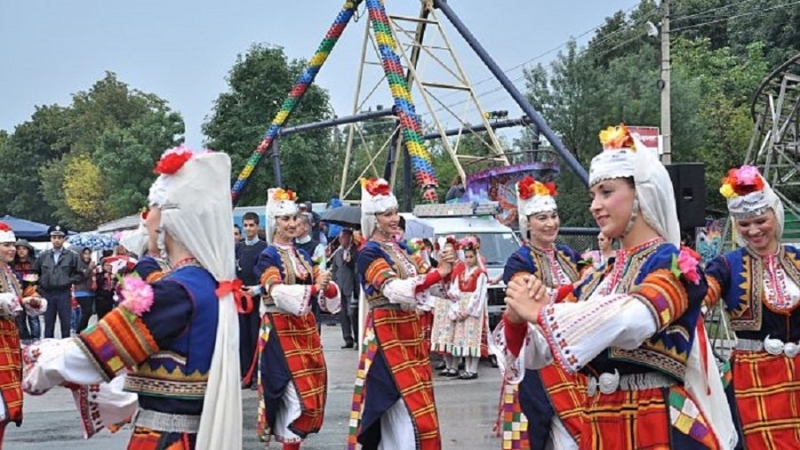 Майстори на стари занаяти и родни производители са част от