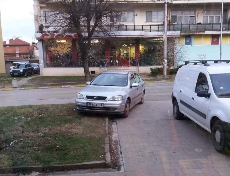 Наглъл шофьор паркира колата си едновременно на тротоар и в