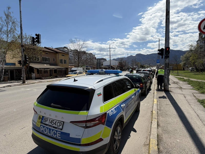 Ти да видиш! Шофьор мина на червено и помете кола във Враца, шефът му обеща да даде нова на пострадалия /снимки/