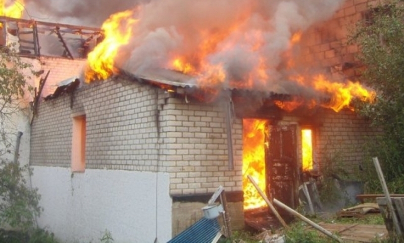 Къща горя като факла в Монтана съобщиха от полицията Пожарът е