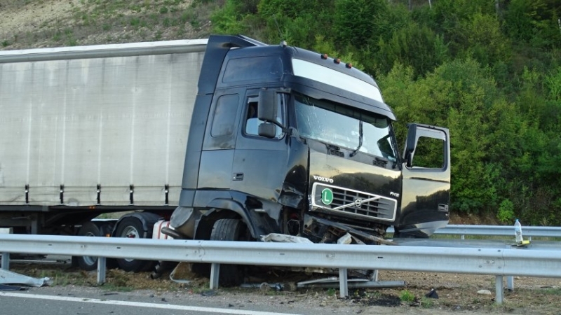 Сблъсък между два камиона затвори за кратко международен път Е 79