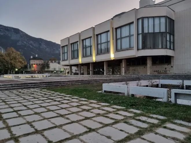 Хлапак счупи прозорец на Врачанския театър, полицията го залови