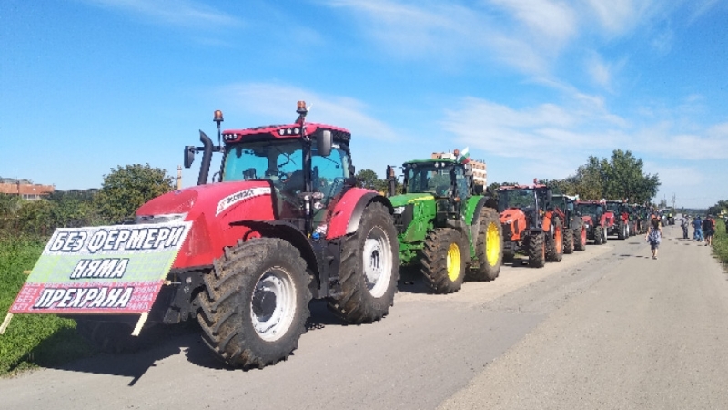 Над 20 трактори с български знамена обиколиха улиците на Монтана