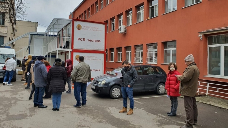 Първият денонощен кабинет за ваксинации в България заработи в двора