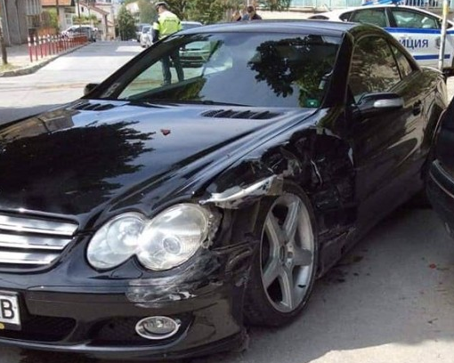 Пиян дядо помете паркирано БМВ с колата си във Враца