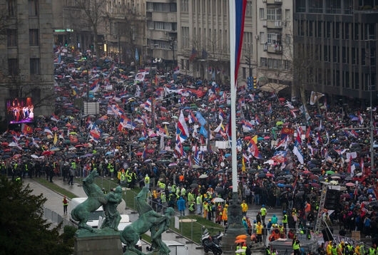 Представители на опозицията и сръбски правозащитни групи твърдят че широко