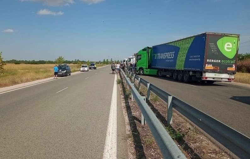 ТИР ове блокираха движението към Дунав мост 2 при Видин в посока
