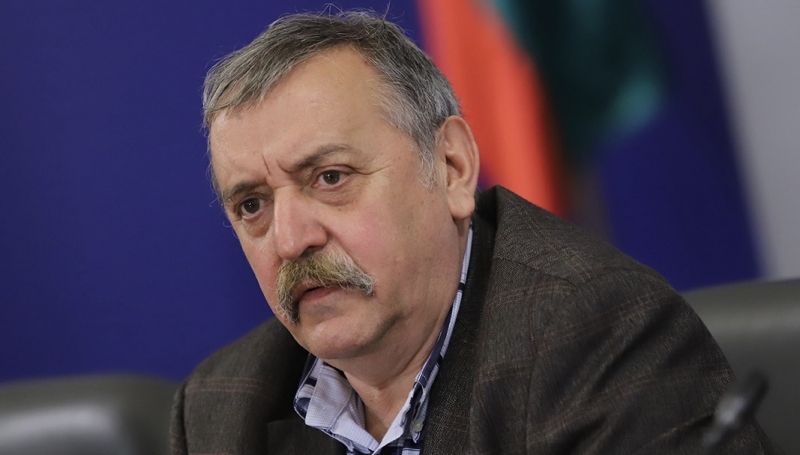Проф. Кантарджиев: Не бива да се правят събирания с кихащи, кашлящи, както и с хора с температура