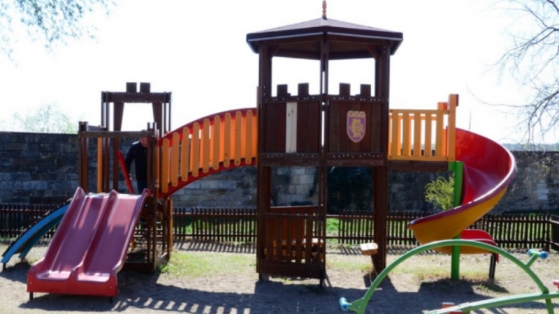 Поправени са счупените дъски на пързалката на площадка до крепостта