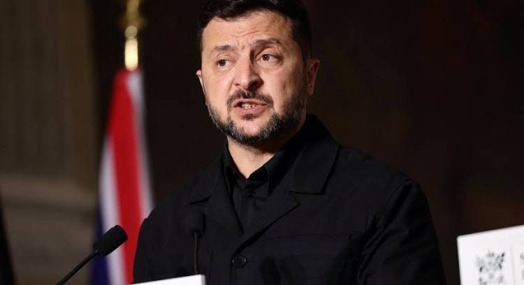Украинският президент Володимир Зеленски заяви че освобождава от длъжност главнокомандващия