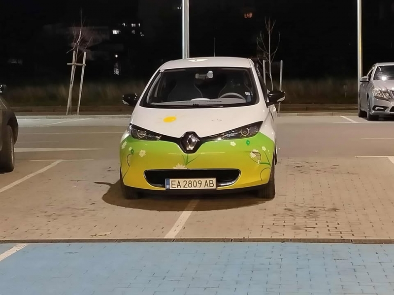 Няма такава наглост! Шофьор на електричка паркира на 2 места пред магазин във Враца /снимки/