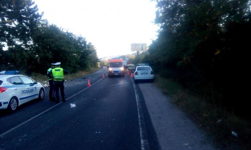 Жена загина при тежка катастрофа между лек автомобил и автобус на