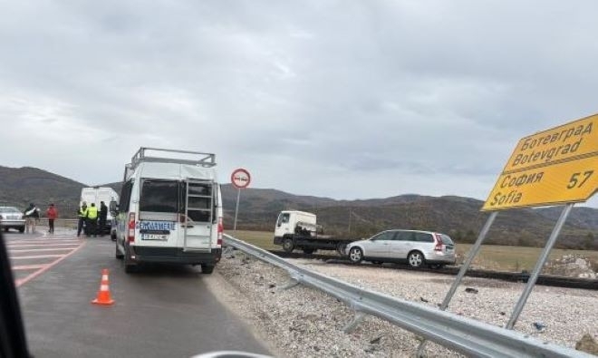 Тежка катастрофа е станала преди около час на пътя Мездра Ботевград