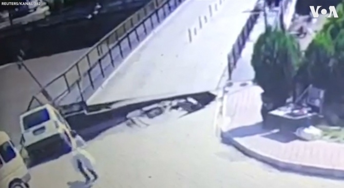 Двама души са пострадали след като мост се срути в Турция