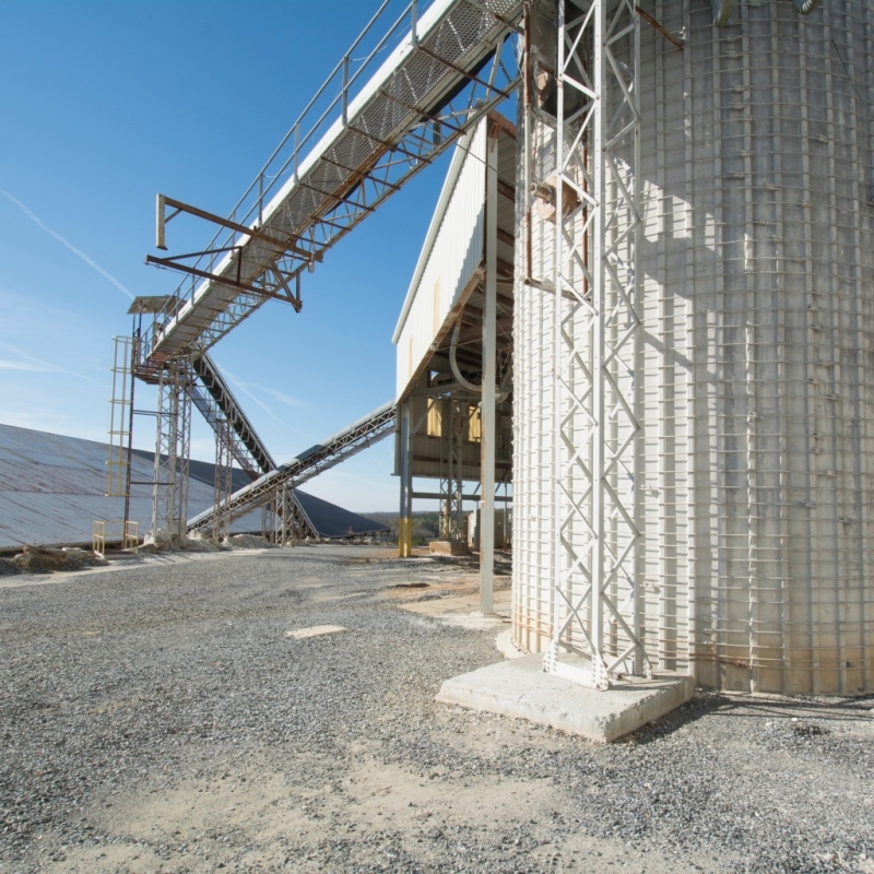 Двама бивши ръководители на френската циментова компания Лафарж получиха официални