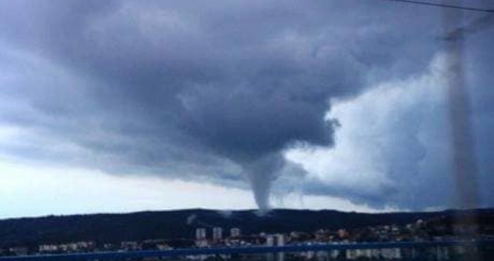 Снимка на интересно въздушно завихряне улови варненецът Преслав Тодоров След