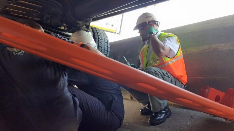 Човек бе затиснат от паднал от крик бус в Монтана