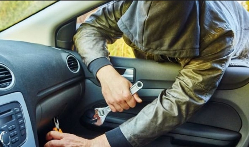 Неизвестен е откраднал голяма сума пари на фирма от кола