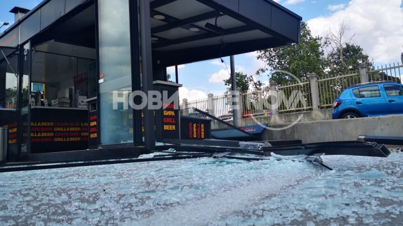 Кола се вряза в павилион за храна пред хипермаркет в