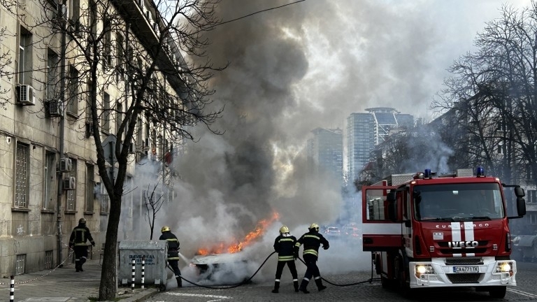Пожарникарите накрак! Гасиха горяща кола във Видин