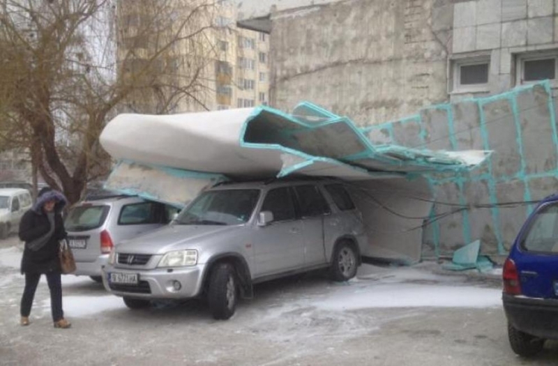 Силният вятър във Варна събори изолация на блок до спирка