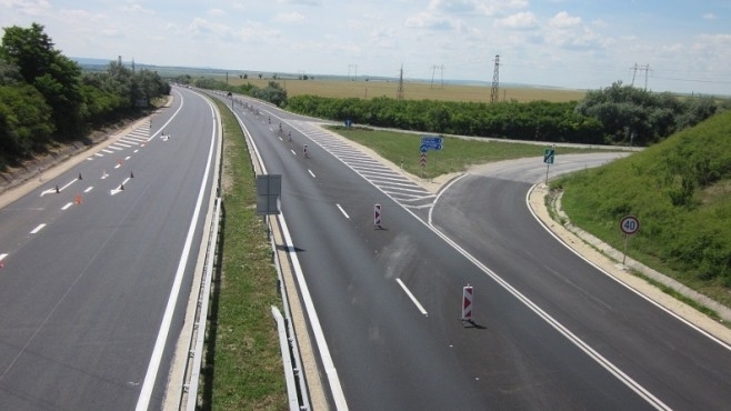 ОГРАНИЧЕНИЯ ЗА ТОВАРНИ АВТОМОБИЛИ Забранява се движението на моторни превозни