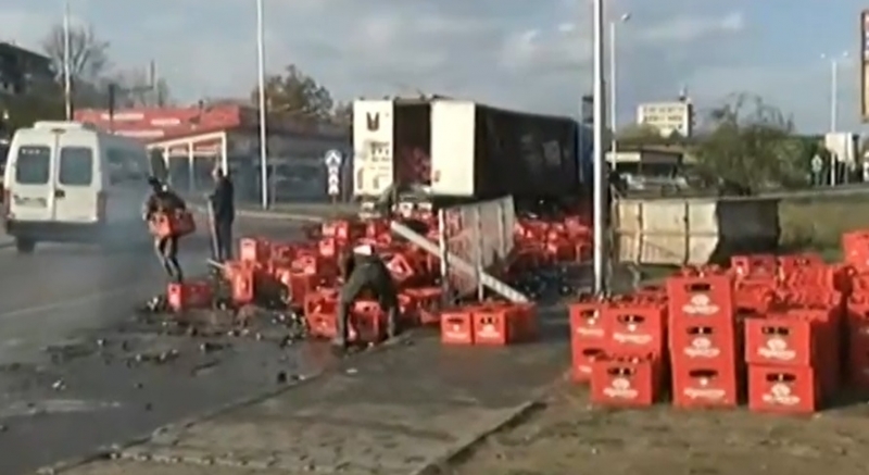 ТИР превозващ бутилки с тъмна бира самокатастрофира и разпиля каси