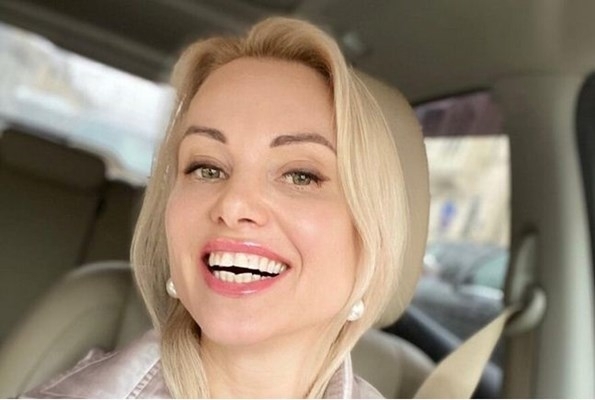 Бившият редактор от руската телевизия Първи Канал Марина Овсянникова беше