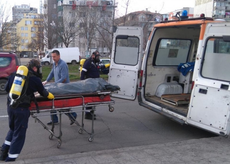 Млад мъж се свлече на земята и умря в София