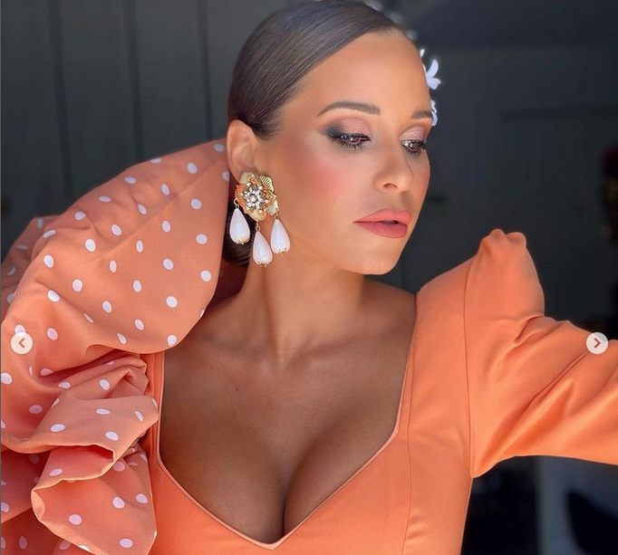 Халфът на Севиля Иван Ракитич и съпругата му Ракел