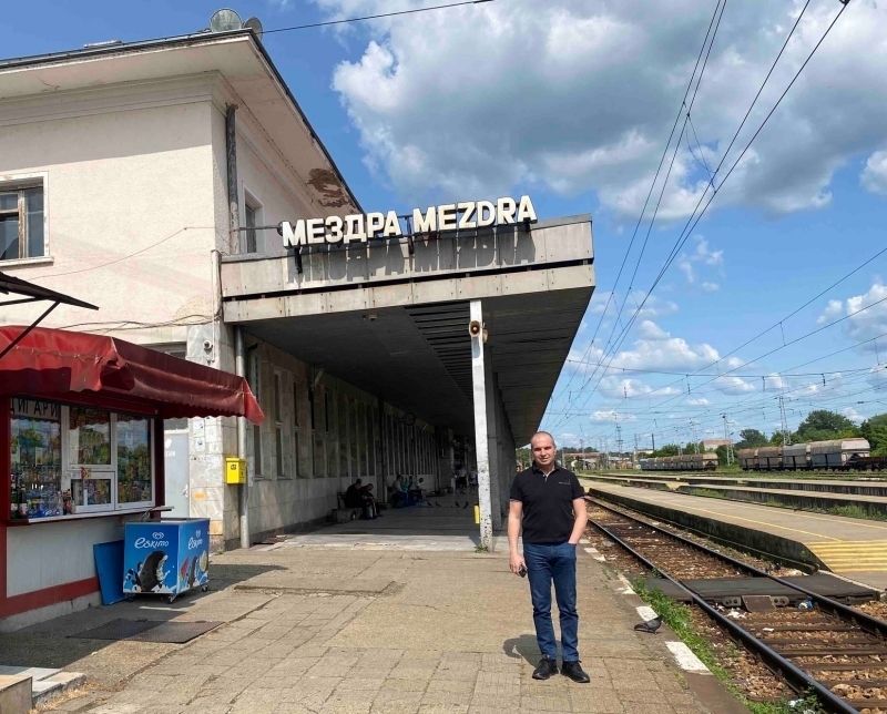 Караджов пътува с влак от Мездра до София - разпореди да има стюарди, бистро и климатици /снимки/