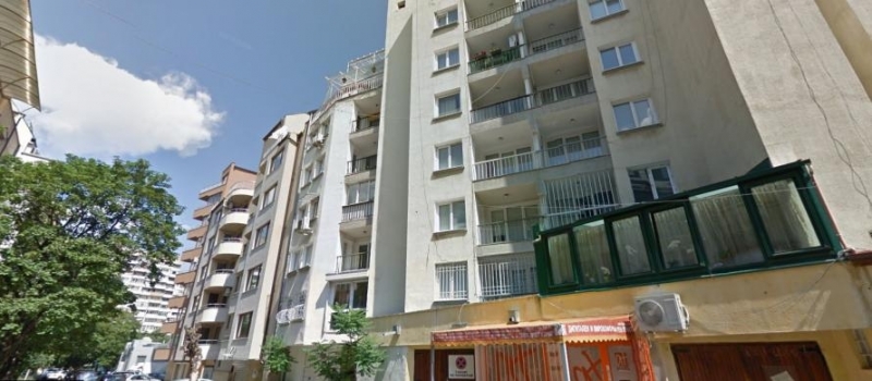 Таваните на депутатите обитаващи ведомствените квартири в блока на НС