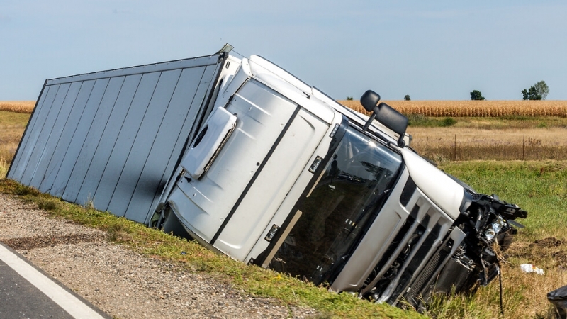 Румънски ТИР с каолин се преобърна и затвори пътя Русе Варна