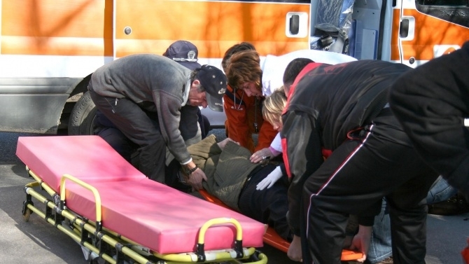 Работник падна от покрива на фирма във врачанско село съобщиха