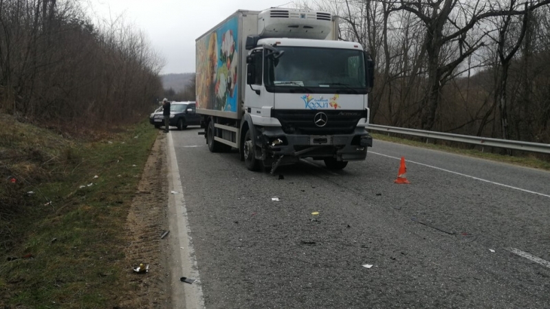 Катастрофа между лек и товарен автомобил затруднява движението през Прохода