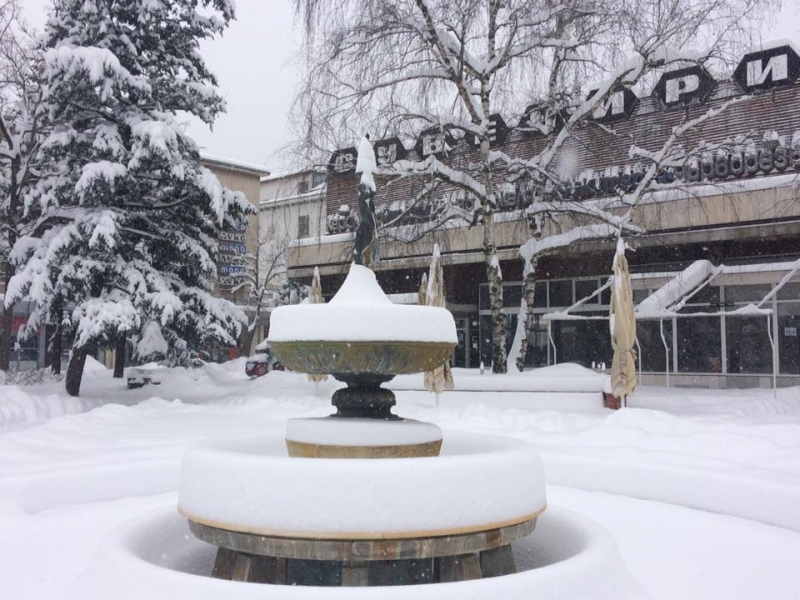 Продължава да е усложнена зимната обстановка на територията на област