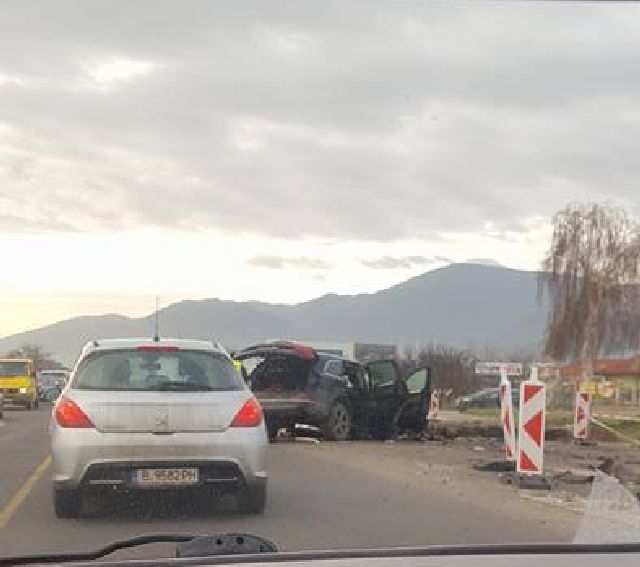 Жена и дете са в болница след катастрофа на пътя