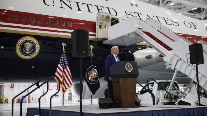 Американският президент Доналд Тръмп разкри реновирания самолет Air force one