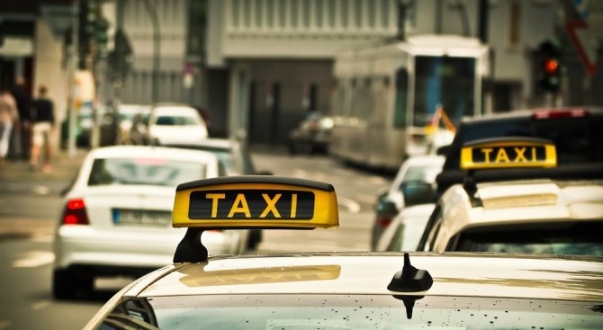 Таксиметров шофьор от Шумен върна забравени в колата му подаръци