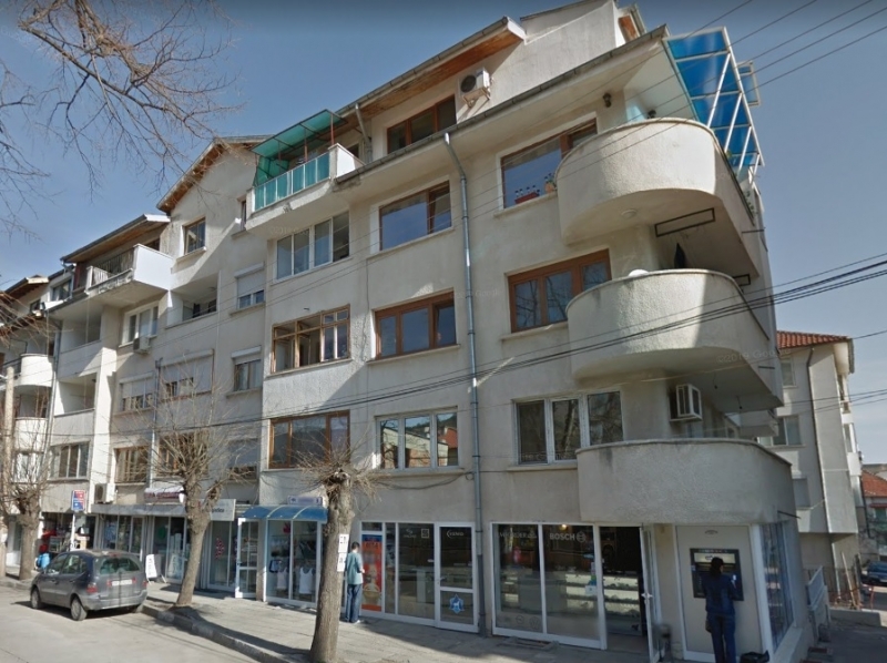 Търси се купувач на половината от двустаен апартамент във Враца