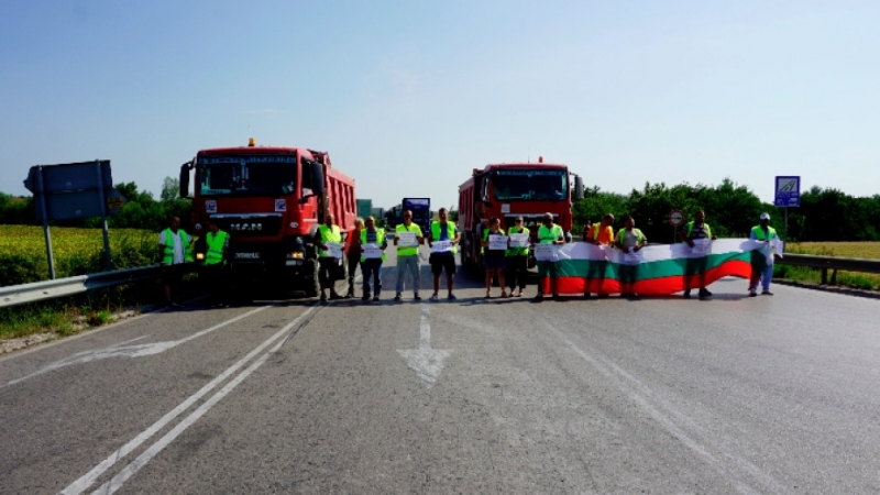И днес продължава протестът на пътните строители Припомняме че причина